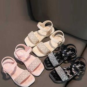 Sandaler 2023 Nya flickor Rhinestone Sandaler Summer Childrens Open Toe Beach Shoes Girl Fashion Sandals Princess Shoes D240515