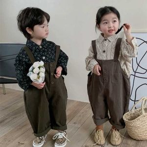 Överaller förskoleflickor övergripande barns upphängning pojkar jumpsuit 1 till 8 år gammal koreanska barns ärmlös jumpsuit baby tight passande kostym D240515