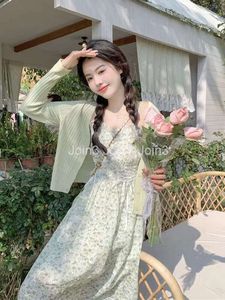 Kjol kvinnans sommar fransk sötma färskt och älva super odödlig skogsstil kofta fragmenterad blomma hängande rem klänning två bitar set