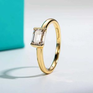 Pierścienie ślubne 1 Carat Szmaragdowy Pierścień Mosonite 925 Srebrny Srebrny Women zaręczynowy Q240514
