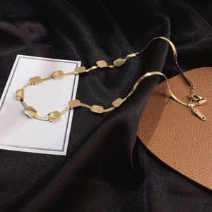 Ny stil hänge designer halsband choker brev hänge män kvinnor märke 18k guld rostfritt stål halsband orm kedja bröllop smycken tillbehör