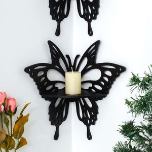 Kreatywny nowy narożnik motyla z pustą półką ścienną i modnym drewnianym wieszakiem