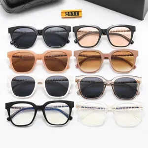 Dhgate Square Frame Occhiali da sole di lusso Stichier Designer Occhiali da sole per donna Brand Brand Temple Man Glasses Round Uv400 Lens Shade Beach Sunlight Sunce Eyecelly