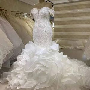 2024 Cascading Ruffles Denizkızı Gelinlik Mahkemesi Omuzdan Train Tatlım Dantel Uzun Terozlu Gelin Gowns Geri Dantel Modern Trompet Robe De Mariee