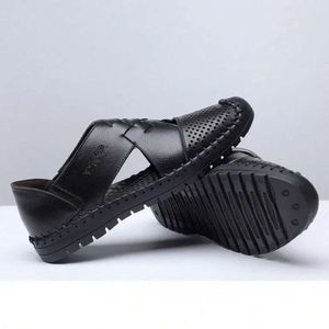 Män antiskid hål andas ihåliga sommarsandaler andas delad sandal läder trend ankel wrap mens casual loafer sko grossistskor n1x8# 982 s 2dda
