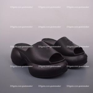 Designer Luxury SMFK Sandaler Fashion C Cross Chromes Classic Platform Shoes Relievo Scuffs Bottom Slippers mjuka bekväma kvinnor Beach Tourism Resort Heart Shoe