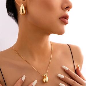 Gioielli a forma di goccia d'acqua Set da 2 PC Orecchini per borchie oro in argento in argento in lega di zinco Stile semplice per donna