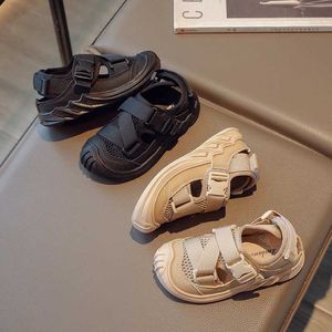 Сандалии мальчики летние сандалии детские мягкие дышащие туфли детская спортивная обувь для детской штуки детская пряжка дизайн пляжные сандалии D240515