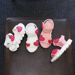 Springsummer Childrens Sandals Корейская мода открытая туфли для туфли на ногах крючка милая любовь Сердце Девушки Случайный пляж 240506