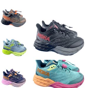 2024 scarpe da corsa hoka bondi bambini bianchi neri costieri cielo costante vibrante arancione sabbia mutevole ariosa allenamento per bambini in carbonio rosso blu senaker sneaker sneaker