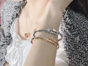 Armband Woman Designer Versatile Big Brand Armband For Women Gold Plated Full Crystal Four Leaf Perlee Sweet Clover Flower Cuff Valentine Party Gift