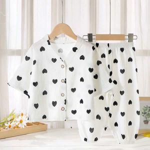 Pyjamas barns sommar tunn pyjama set pojkar och flickor tecknad tre kvart ärm V-ringar bomullslinne skjorta+byxor barns baby casual slitage D240515