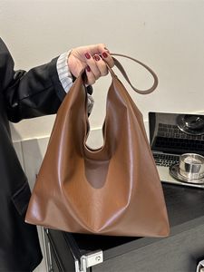 Högkvalitativ designare Väska modeväskor Kvinnor Tote Bag Travel Luxury Handväska axel strandpåse het tygväska stor brev designer crossbody väska