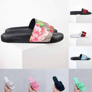 Blommig randig designer tofflor för kvinnors män platta klackar sandaler glider 2024 strandskor brokad gummi låsande bokstäver gelé muls skjutreglage sandlar bra