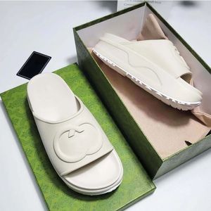 Lyxiga tofflor Slide Brand Designers Kvinnor damer ihåliga plattform Sandaler Kvinnor Slide Sandal med lnterlocking g härlig soliga kvinnliga skor rum tofflor storlek 35-45