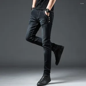 Herr jeans elastiska smala fit mode nitade coola byxor koreansk version avslappnad stretch denim blyertsbyxor droppskepp