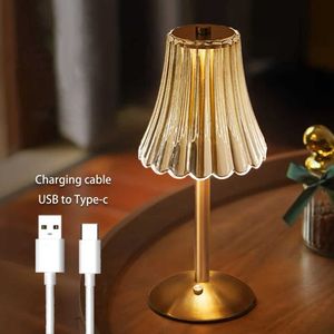 Lampy stołowe Elegancka metalowa lampa stołowa dotykowa - USB Nocne LED Light z regulowaną atmosferą idealną do studiowania salonu