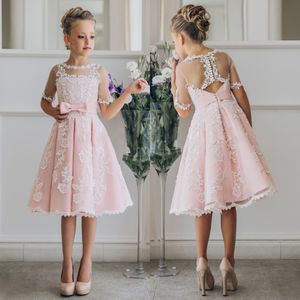 Fancy Blush Pink Communion Flower Girl Kleid mit Applikationen halbe Ärmel Knie Länge Mädchen Festzugskleid mit Bandbögen für Weihnachten 249r