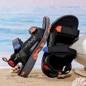 Sandaler Ny stil Summer Childrens Sandaler Girls Sports Shoes Fashionable Anti Slip Lightweight Beach D240527