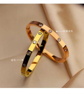 Dignifierade och glansiga armband Rose Gold Opening Armband med kvinnlig design Highend Par Original