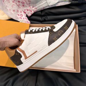 Beverly Hills Sneakers Treaker Trener Mens Buty swobodne buty białe ziestne cielę skórzane wytłoczone zaćmienie Letter Letter Flower Rivoli Sneaker 5.14 03