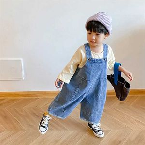 Overalls 2024 New Childrens Loose Top Boys and Girls Casual Full Match Denim Cowboy Mens Spring/Summer Solid Coat 1-7Y Childrens bibs d240515
