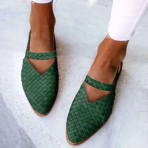 Lady 2024 Skórzana skórzana seksowna damska damska płaskie obcasy Sandały Sandały Buty Pillage Pionted-Toe Pleciana klamra Summer Europe i Ameryka The Catwalk Slip-On 34-42 F7A7