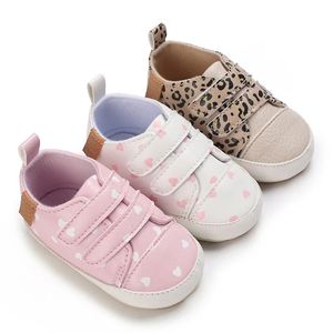 Babyskor spädbarn pojkar flickor casual pu sneakers mjuk ensam antislip andas födda första vandrare småbarn spjälsäng 240426