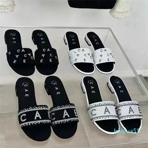 Kvinnor Summer Slippers Diamond Designer Luxury Letter Black White Colors Sexy Temperament