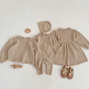 Rompers Spring och Autumn NEWBORN Långärmad fast färg stickad ihålig jumpsuit+hatt baby blomma topp flicka stickad klänning setl240514l240502