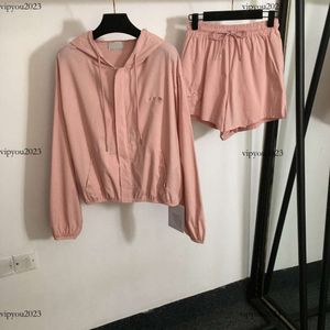 Дизайнерские сочные розовые спортивные костюмы Женская бренда женская одежда Лето с двумя частями модной вышивкой.