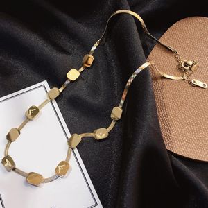 Neue Stile Anhänger Designer Halsketten Choker Brief Anhänger Männer Frauen Marke 18K Gold Edelstahl Halskette Schlangenkette Hochzeit Schmuckzubehör Accessoires
