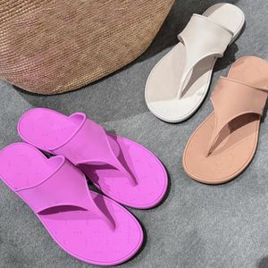 2024 Designer Women Thong Sandals House Modelli raffinati motivi in gomma Flip G Flat Beach Slides Ladies Jelly Script Slifori per esterni 35-41
