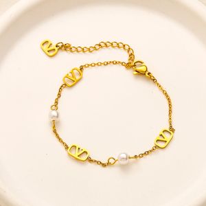 Brand Designer Fashion Letter Bracelet Luxury 18K Gold Gold Patrated de alta qualidade Pequena pérola embutida Bracelelet Temperamento Bracelete de luxo feminino com presente Boutique