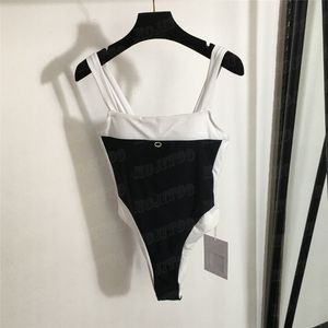 Lyxig badge bodysuit badkläder kvinnor skjuter upp bikini design svart vit skarvning baddräkt pool party bikinis baddräkt