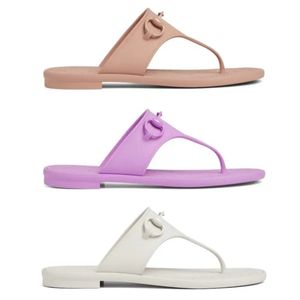Sandaler och designer Herringbone Fashion Commanhone Flat Shoes Beach 2024 Nya kvinnors tofflor 35-42