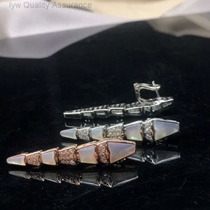 Lüks Bulgarie Küpe Tasarımcı Kadın Charm Snake Küpe Vgold Highend Highend Hear Ture Tasarım Şık Niş Beyaz Fritillaria Yılan Kemik