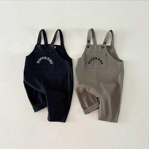 Overaller Ny baby ärmlös topp bomull Nyfödd baby bokstavstryck jumpsuit barnficka jumpsuit höst babykläder D240515