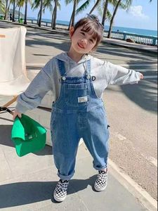 Overaller baby denim topp 2024 Spring Boys and Girls Casual Loose Jeans Jumpsuit Baby Suspension Pants 1-6y Childrens Clothing D240515