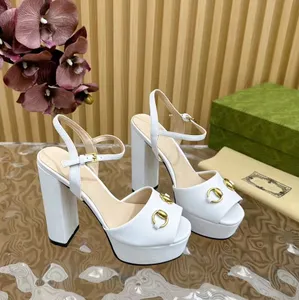 Moda lüks tasarımcı sandaletler eğlence platform topuk kadın yüksek topuk balık ağız elbise ayakkabı metal toka dekorasyon klasik ayak bileği kayış tokası parti düğün ayakkabıları