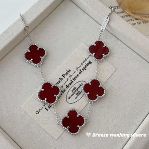 Eksperci mody Polecają bransoletę biżuterii Pleceń S925 Silver High Flower Clover Bransoletka Red Lucky Classic z oryginalnym logo Vanlay