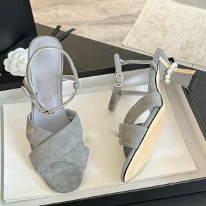 Kvinnor Seude Lambskin Sandals Designer Puppy Open Toe Pearl Heels Sandaler Chunky Heel Slip On Mules Vintage Office Metal Dress Shoes Skor Buckle Justerbar grå svart