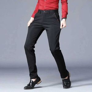 メンズパンツ男性のためのクラシックブラックスーツパンツ非アイアンストレッチスリムフィットドレスパンツブラックネイビーブルービジネスカジュアルズボンサイズ28-40 Y240514