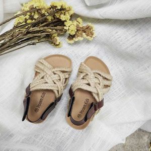 Sandalen 2022 Sommer Kinderkinder koreanische Ausgabe Hanf Seil süße Sandalen und hölzerne Kleie Little Girl Plattform Schuhe D240515