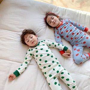 Pyjamas Spring och Autumn Baby Girls 2st Pyjamas kläder Set Cotton Apple Långärmad hemkläder Barn Set Baby Girls Set D240515