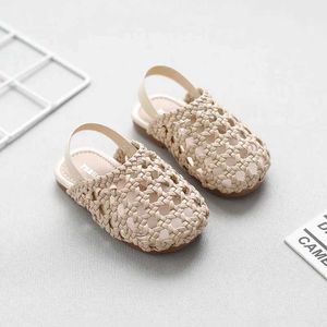 DQ32 Sandaler babyskor vävda sandaler lämpliga för flickor och barn fashionabla ihåliga läder mjuka sulor retro prinsessor tofflor strand d240527