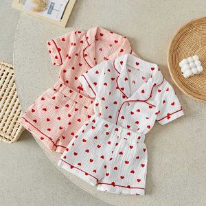 Pyjamas Suefunskry Preschool Baby Pyjama Set With Lapel Neck -knappen Kortärmad topp+elastisk midjehjärta tryck Kort ärm pyjamas D240515