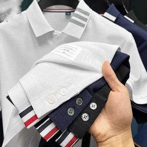 Polos męski 2024 High End Luksusowa marka Mens Polo Shirt Letni kołnierz haftowa z krótkim rękawem bawełniana koszulka szycia rąbek południowokoreańsko