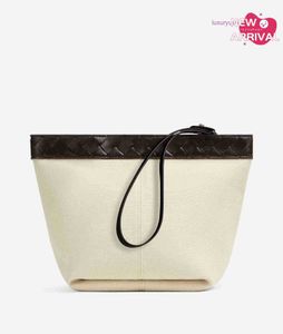 Designer Bolsa feminina FLIP FLAP PRISM PRISM BUGH BOOTEGAVENETA Bolsa com detalhe de couro Intrecciato contrastado e pulseira destacável natural/fondant