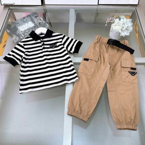 Top Kids Tracksuits Designer Baby Summer Tamanho 100-150 Camisa de pólo preto e branco de listras e calças de trabalho cáqui Jan20
